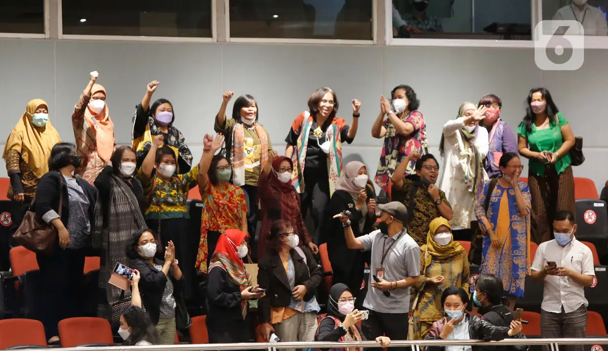 Para aktivis perempuan bersorak saat disahkannya Rancangan Undang-Undang Tindak Pidana Kekerasan Seksual (RUU TPKS) dalam rapat paripurna ke-19 masa persidangan IV tahun sidang 2021-2022 Nusantara II, Kompleks Parlemen MPR/DPR-DPD, Senayan, Jakarta, Selasa (12/4/2022). (Liputan6.com/Angga Yuniar)