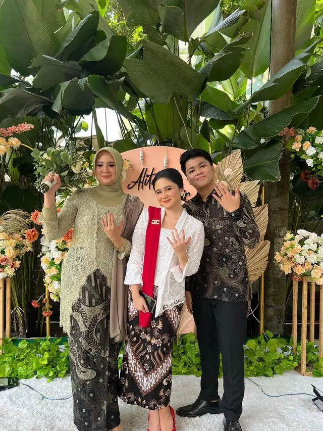 Potret Kebaya Merah Putih Tissa Biani