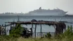 Kapal pesiar MS Amadea dengan sekitar 500 wisatawan dari berbagai negara Eropa tiba di pelabuhan El Guamache di Isla Margarita, negara bagian Nueva Esparta, Venezuela (3/1/2023). Kapal pesiar Jerman MS Amadea adalah yang pertama tiba di Venezuela Pulau Karibia setelah 15 tahun. (AFP/Gustavo Granado)