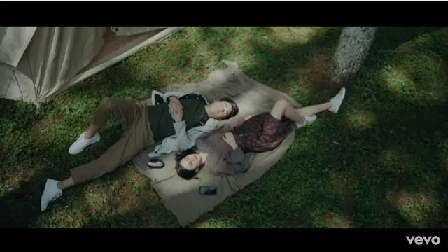Rilis Lagu, Ini 6 Momen Keisya Levronka Bareng Erdin Werdrayana dalam Video Klip Terbaru