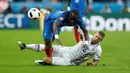 Pemain Prancis, Moussa Sissoko, dilanggar pemain Islandia, Ragnar Sigurdsson, pada laga perempat final Piala Eropa 2016 di Stade de France, Paris, Senin (4/7/2016) dini hari WIB. (Reuters/Carl Recine)