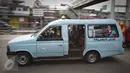 Angkutan umum melintas di kawasan Terminal Kampung Melayu, JakartaTimur, Selasa (17/11). Dinas Perhubungan DKI Jakarta menunda penerapan sanksi bagi angkutan umum yang tidak menutup pintu saat berjalan. (Liputan6.com/Immanuel Antonius)