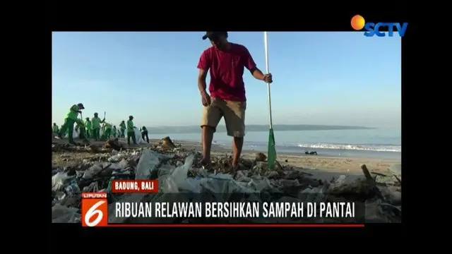 Jaga lingkungan agar para wisatawan senang, ribuan pelajar dan relawan membersihkan sampah di sepanjang Pantai Kedonganan hingga Kuta, Bali.
