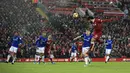 Gelandang Liverpool, Mohamed Salah, menyundul bola saat pertandingan melawan Everton pada laga Premier League di Stadion Anfield, Minggu (10/12/2017). Laga bertajuk Derbi Merseyside itu berakhir imbang 1-1. (AP/Peter Byrne)