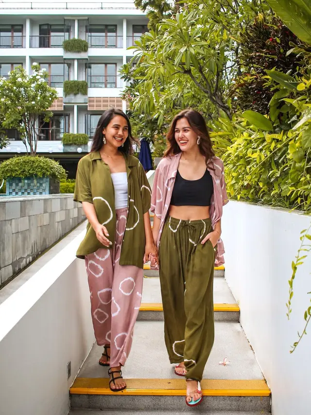Potret Persahabatan Rebecca Tamara dan Valerie Krasnadewi. (Sumber: Instagram/rebbecatamara)