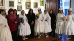 Pengunjung berfoto bersama model yang mengenakan gaun pengantin di Museum Desain Pakaian Ana Palza di La Paz, Bolivia (20/5). Pameran ini dikunjugi oleh ribuan orang. (AP Photo/Juan Karita)