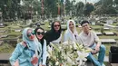 Sebelumnya, Angelina Sondakh dan Reza Artamevia bersama ketiga anaknya juga mencuri perhatian saat ziarah ke makam Adjie Massaid saat momen hari kelahiran mendiang. Momen yang terjadi pada Minggu (7/8/2022) lalu itu menjadi pertemuan perdana Angie dengan Reza setelah bebas dari penjara. (Liputan6.com/IG/@aaliyah.massaid