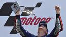 Pebalap Movistar Yamaha, Maverick Vinales, tampak gembira mengangkat piala merayakan gelar juara MotoGP Prancis. (AFP/Jean-Francois Monier) 