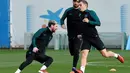 Lionel Messi , Andre Gomes, dan Lucas Digne melakukan latihan sprint di Sports Center FC Barcelona Joan Gamper di Sports Center FC Barcelona Joan Gamper, Barcelona, (5/12/2016). (AFP/Lluis Gene)