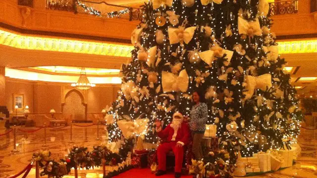 Pohon natal emas - Christmas Tree Abu Dhabi 3