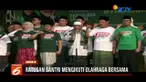 Dengan menggunakan sarung, ratusan santri ini melakukan olahraga jalan kaki bersama di kawasan Thamrin, Jakarta Pusat, Minggu pagi.