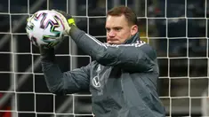 Kiper Jerman Manuel Neuer menangkap bola selama mengikuti sesi latihan tim di Frankfurt am Main, Jerman barat (18/11/2019). Jerman akan bertanding melawan Irlandia Utara pada Grup C Kualifikasi Piala Eropa 2020 di Commerzbank-Arena. (AFP Photo/Daniel Roland)