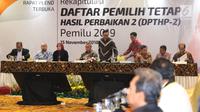 Ketua KPU Pusat, Arief Budiman (keempat kiri) memimpin rapat pleno Rekapitulasi Daftar Pemilih Tetap Hasil Perbaikan (DPTHP) 2 di Jakarta, Kamis (15/11). Rapat dihadiri perwakilan pihak terkaitPileg dan Pilpres 2019. (Liputan6.com/Helmi Fithriansyah)