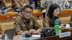 Menteri Pariwisata dan Ekonomi Kreatif Sandiaga Uno (kiri) bersama Wakil Menteri Pariwisata dan Ekonomi Kreatif Angela Tanoesoedibjo (kanan) mengikuti rapat kerja bersama Komisi X DPR di Kompleks Parlemen, Senayan, Jakarta, Rabu (31/5/2023). Rapat tersebut membahas evaluasi program kerja dan anggaran tahun 2024. (Liputan6.com/Faizal Fanani)