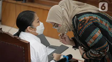 Terdakwa kasus pembunuhan berencana Yosua Hutabarat atau Brigadir J, Putri Candrawathi (kiri) berbincang dengan kuasa hukum saat bersiap menjalani sidang lanjutan di Pengadilan Negeri Jakarta Selatan, Jakarta, Rabu (25/1/2023). Sidang tersebut beragenda pembacaan nota pembelaan atau pleidoi dari terdakwa. (Liputan6.com/Faizal Fanani)