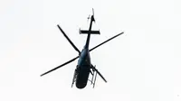 Sebuah helikopter polisi Venezuela dikerahkan dalam operasi penangkapan Oscar Perez di Caracas, Venezuela, Senin (15/1). Seorang menteri mengatakan anggota sejumlah anggota sel teroris tewas dan lima ditangkap. (AFP PHOTO/JUAN BARRETO)
