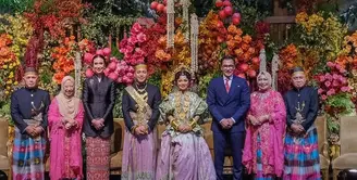 Menteri Pariwisata Widiyanti Putri hadir di resepsi pernikahan bersama suaminya. Ibu menteri ini memilih mengenakan kebaya hitam panjang dipadukan bawahan kain merah. [@widi.wardhana]