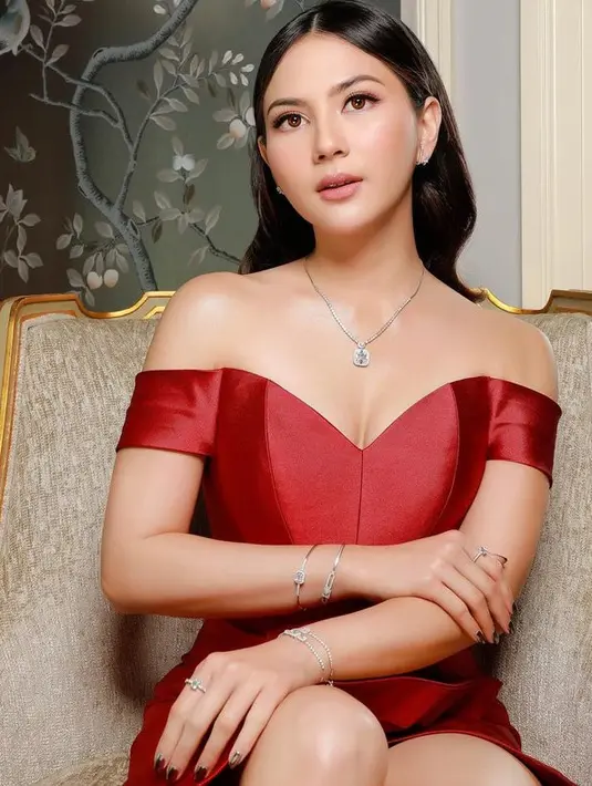 Mengenakan dress off shoulder, aura glamor Jessica Mila terpancar sempurna. Kemewahan nuansa merah maroon semakin menampikan elegansi pada tampilannya. (Foto: Jessica Mila)
