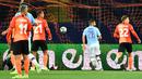 Pemain tengah Manchester City, Riyad Mahrez mencetak gol ke gawang Shakhtar Donetsk pada laga pertama Grup C Liga Champions di Metalist Stadium, Rabu (18/9/2019). Manchester City sukses menghantam Shakhtar Donetsk dengan skor 3-0. (Sergei SUPINSKY / AFP)
