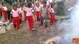 Citizen6, Jawa Tengah: Simulasi kebakaran diadakan di TK Papahan 03 Karanganyar, Jawa Tengah, (26/2). (Pengirim: Gejora)
