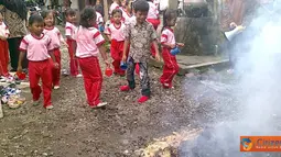 Citizen6, Jawa Tengah: Simulasi kebakaran diadakan di TK Papahan 03 Karanganyar, Jawa Tengah, (26/2). (Pengirim: Gejora)