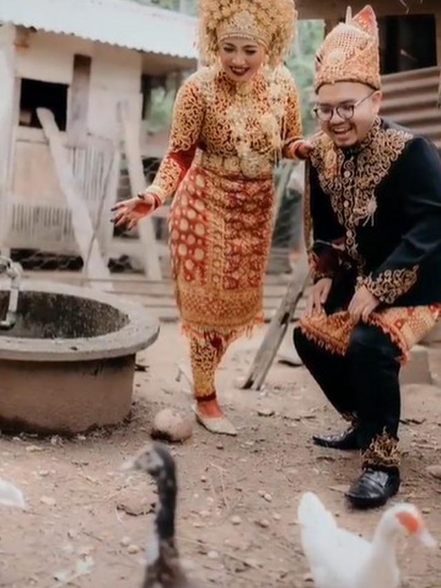 Pasangan Ini Foto Prewedding di Kandang Bebek dan Sapi, 6 Hasilnya Tetap Estetik