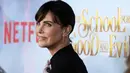 Charlize Theron berpose saat tiba untuk pemutaran perdana film "The School for Good and Evil" di Regency Village Theatre di Los Angeles, California pada 18 Oktober 2022. Theron berjalan di sepanjang karpet merah dengan sepasang sepatu bot setinggi lutut renda hitam yang dikenakan dengan stoking jala hitam klasik. (AP Photo/Chris Pizzello)