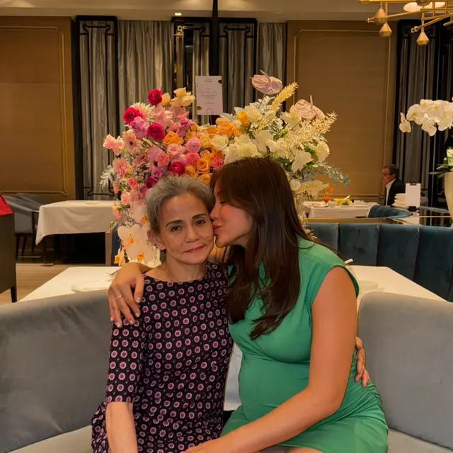 7 Momen Jessica Iskandar rayakan ulang tahun ibunya ke-69, kecantikan sang ibu bikin terkesima