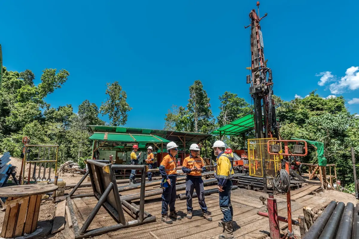PT Sumbawa Timur Mining mengumumkan hasil uji kandungan logam (assay) dari lubang pengeboran terbaru VHD096; lubang bor vertikal sedalam 2.042,72 meter ke dalam potensi sumber daya mineral Onto.