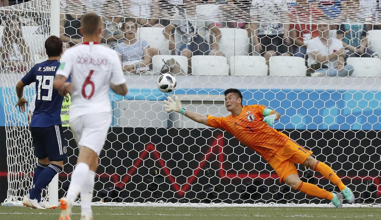 Kiper Jepang, Eiji Kawashima mengamankan gawangnya saat melawan Polandia pada laga terakhir grup H di Volgograd Arena, Volgograd, Rusia (28/6/2018). Jepang kalah 0-1 dari Polandia. (AP/Eugene Hoshiko)