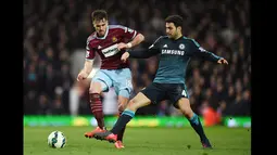 Gelandang Chelsea, Cesc Fabregas berebut bola dengan pemain West ham saat Laga Liga Premier Inggris di Stadion Boleyn Ground, Inggris, Rabu (4/3/2015). Chelsea menang 1-0 atas West ham. (Reuters/Tony O'Brien) 