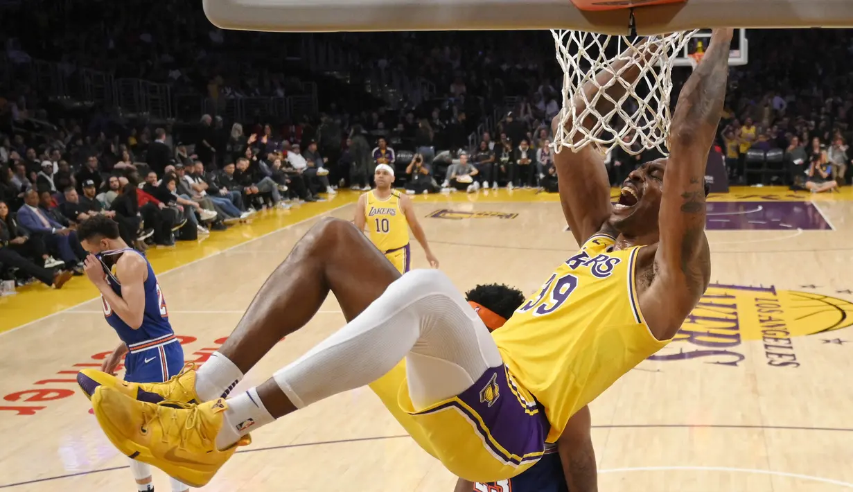 Pebasket Los Angeles Lakers, Dwight Howard, memasukkan bola saat melawan New York Knicks pada laga NBA di Staples Center, Rabu (8/1/2020). LA Lakers  menang 117-87 atas Knicks. (AP/Mark J. Terrill)