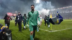 Penjaga gawang Timnas Italia, Gianluigi Donnarumma, berjalan keluar lapangan usai pertandingan final play-off kualifikasi Piala Dunia 2026 melawan Bosnia dan Herzegovina di Stadion Bilino Polje, Zenica, Selasa 31 Maret 2026 waktu setempat atau Rabu 1 April 2026 dini hari WIB. Timnas Italia dipastikan gagal tampil di Piala Dunia 2026. (Fabio Ferrari/LaPresse via AP)