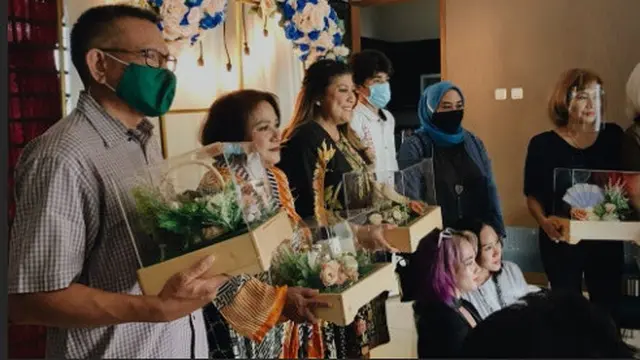 7 Momen Pertunangan Regina Ivanova dengan Kekasih di Tanggal Cantik