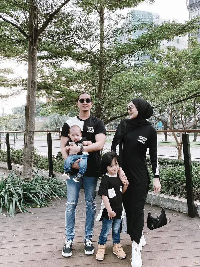 Seru Liburan Bareng, Ini 7 Potret Melody Prima Bersama Suami dan Buah Hati