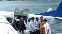 Gubernur Sumatera Utara (Sumut) Muhamamd Bobby Afif Nasution ikut mencoba penerbangan perdana pesawat Amfibi atau Seaplane dari Bandara Silangit dan mendarat di Pelabuhan Mariana Resort, Kecamatan Simanindo, Kabupaten Samosir, Senin (22/9/2025). (DISKOMINFO SUMUT)