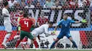 Striker Portugal, Cristiano Ronaldo, mencetak gol dengan sundulan ke gawang Maroko pada laga Piala Dunia di Stadion Luzhniki, Rabu (20/6/2018). Ronaldo menjadi pencetak gol internasional terbanyak di Eropa dengan 85 gol. (AP/Hassan Ammar)