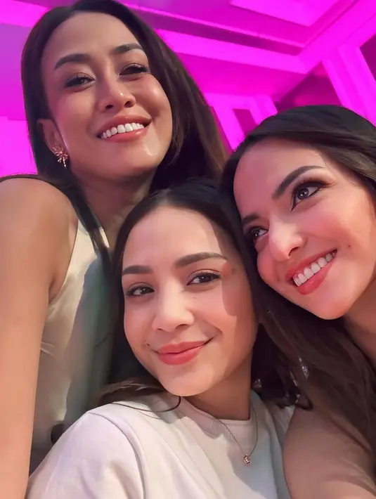 Nia Ramadhani tampak cantik meski hanya mengaplikasikan riasan flawless. Ia tampak hanya mengenakan blush on coral tipis serasi dengan warna lipstik glossynya.  [@ramadhaniabakrie]
