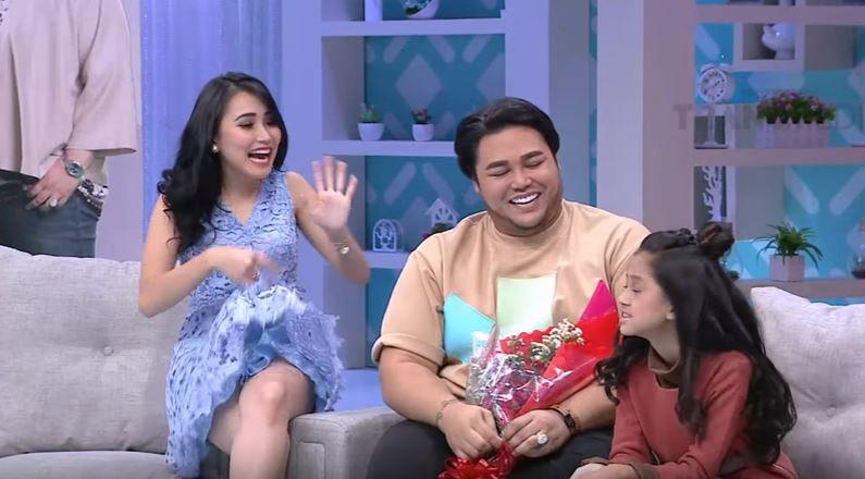  Duduk  di Sebelah Ivan Gunawan Ayu Ting Ting Angkat Rok  