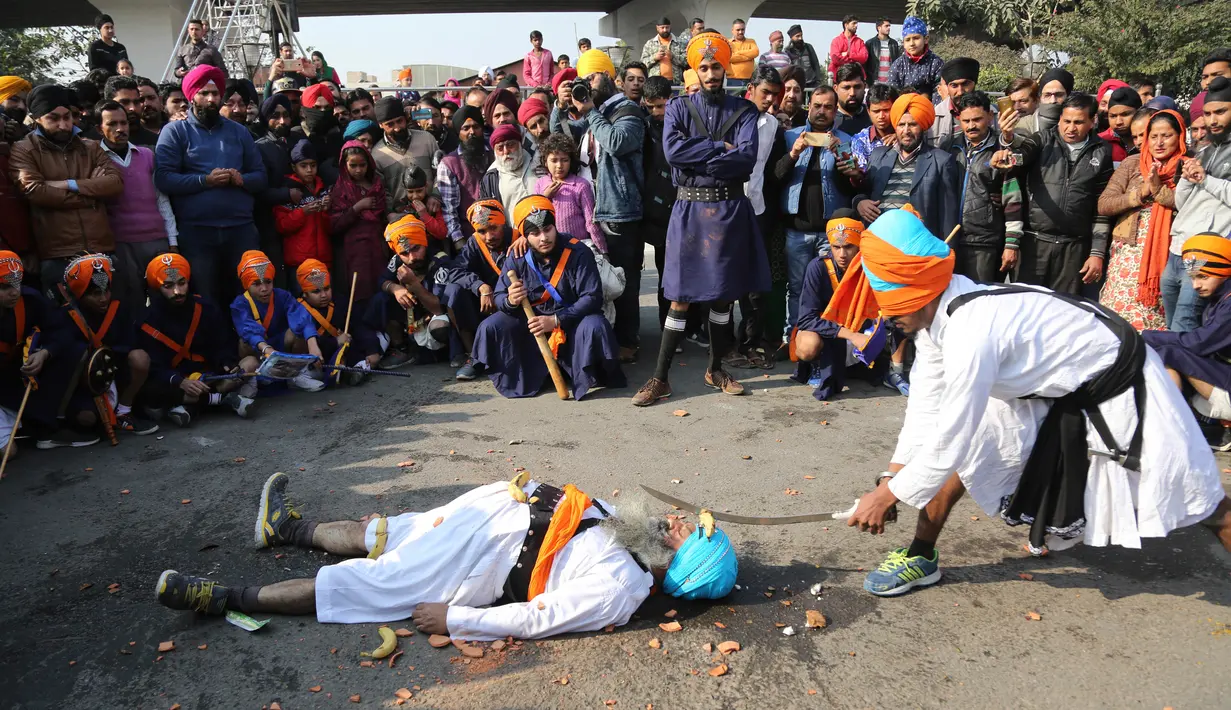 Prajurit Sikh India menampilkan keterampilan bela diri tradisional selama prosesi keagamaan menjelang ulang tahun kelahiran Guru Gobind Singh di Jammu, India (2/1). Guru Gobind Singh, adalah guru Sikh kesepuluh. (AP Photo / Channi Anand)