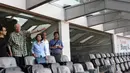 Vice Presiden Olympic Council of Asia (OCA), Wie Jizhong (kedua dari kiri), menjelaskan standar OCA untuk pelaksanaan Asian Games 2018 di Stadion Utama Gelora Bung Karno, Jakarta, Rabu (13/4/2016). (Bola.com/Nicklas Hanoatubun)