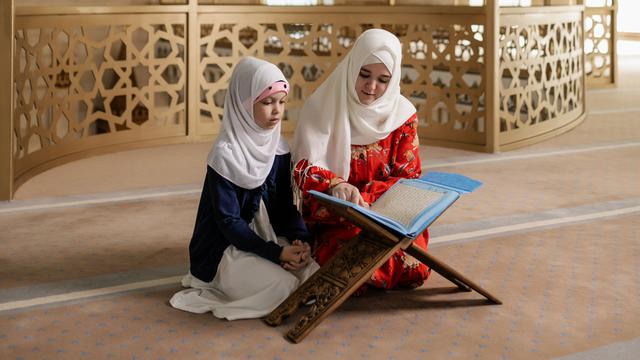 Ilustrasi Islami, muslimah, mengaji, membaca Al-Qur'an
