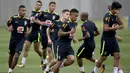 Para pemain Brasil berlari saat mengikuti sesi latihan jelang laga Kualifikasi Piala Dunia di  Teresopolis, Barsil, Selasa (3/10/2017). Brasil akan berhadapan dengan Bolivia. (AP/Silvia Izquierdo)