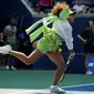 Petenis Jepang, Naomi Osaka mengenakan pakaian yang mewah saat melakukan pemanasan sebelum laga putaran pertama melawan petenis Latvia, Jelena Ostapenko pada laga putaran pertama Amerika Open 2024 di USTA Billie Jean King National Tennis Center, New York, Selasa (27/08/2024). (AFP/Mike Stobe)