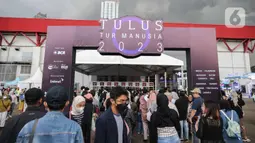 Antusias penonton Konser Tulus dalam  konser yang tajuk “Tulus Tur Manusia 2023" di Jakarta, Jumat (3/3/2023). setelah melewati 10 kota dengan Medan sebagai kota pertama “Tulus Tur Manusia 2023” yang diadakan 1 Februari 2023 lalu, Jakarta menjadi penutup rangkaian manis ini dengan konser yang diadakan pada 3 Maret 2023 di JIEXPO Kemayoran Jakarta. (Liputan6.com/Faizal Fanani)