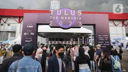Antusias penonton Konser Tulus dalam konser yang tajuk “Tulus Tur Manusia 2023" di Jakarta, Jumat (3/3/2023). setelah melewati 10 kota dengan Medan sebagai kota pertama “Tulus Tur Manusia 2023” yang diadakan 1 Februari 2023 lalu, Jakarta menjadi penutup rangkaian manis ini dengan konser yang diadakan pada 3 Maret 2023 di JIEXPO Kemayoran Jakarta. (Liputan6.com/Faizal Fanani)