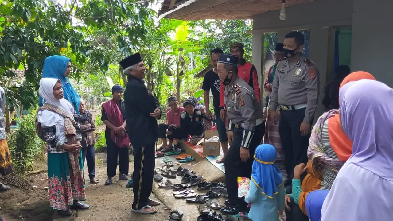 Dimpimpin Kasat Lantas Polres Tasikmalaya, Iptu Engkos Kosasih, mendatangi rumah salah satu korban kecelakaan akibat rem blong, rombongan pemburu babi di Tasikmalaya, Jawa Barat, kemarin.
