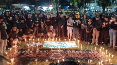 Ribuan suporter bola yang ada di Kota Bogor, Jawa Barat, menggelar doa bersama dengan menyalakan lilin solidaritas untuk Aremania dan Aremanita yang menjadi korban Tragedi Stadion Kanjuruhan, Malang, 1 Oktober 2022.