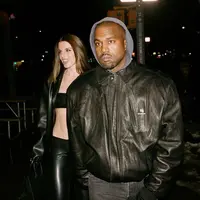 Kanye West dan Julia Fox sedang jadi sorotan. Pasangan ini terus tampil di depan publik dengan dandanan yang tak biasa.
