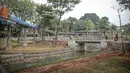 Sejumlah pekerja melakukan revitalisasi Taman Tebet menjadi Tebet Eco Garden di Tebet, Jakarta Selatan, Kamis (14/10/2021). Pembangunan taman seluas tujuh hektare tersebut ditargetkan selesai pada Desember tahun ini. (Liputan6.com/Faizal Fanani)